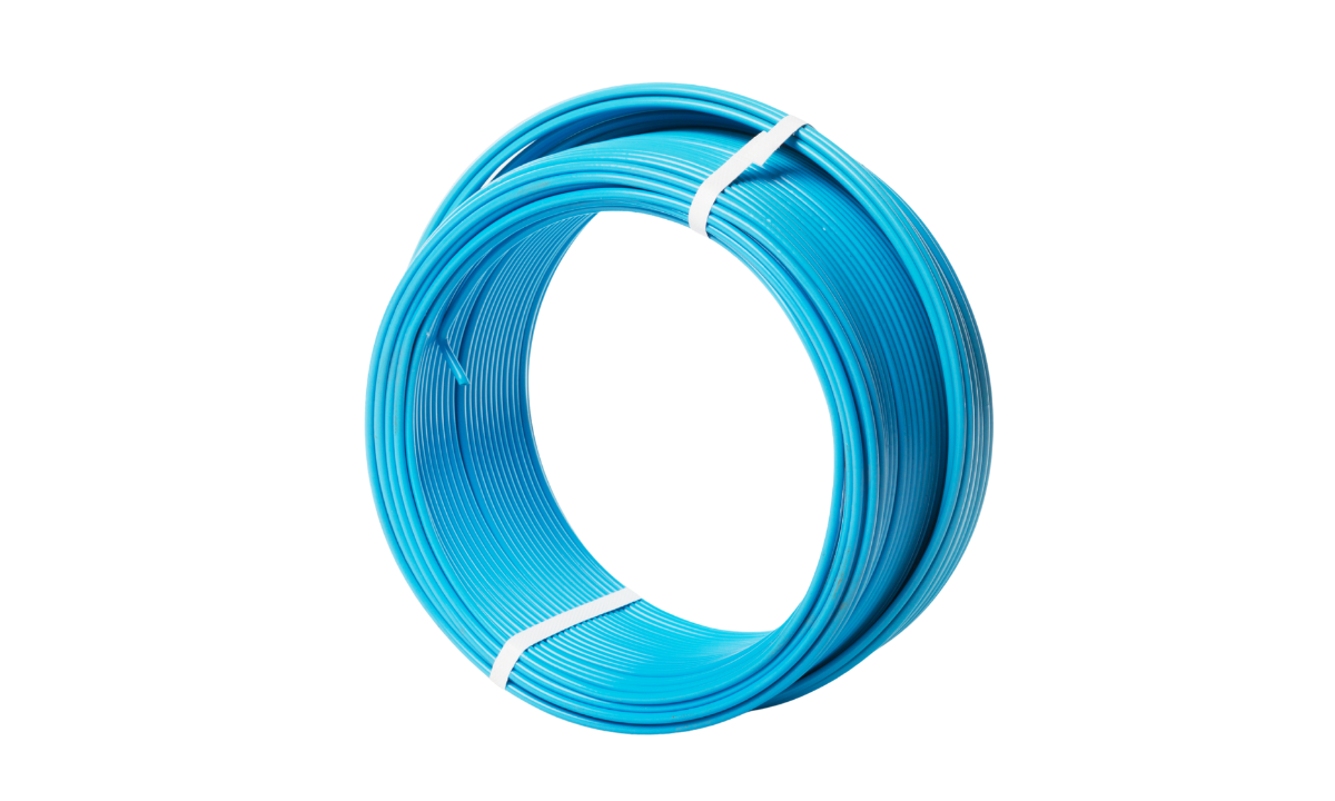 Filamento azul para impressora 3D enrolado em bobina, material utilizado na impressão tridimensional.