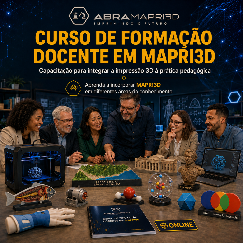 Docentes reunidos em um laboratório educacional moderno, explorando impressão 3D e materiais didáticos de diferentes áreas do conhecimento, com impressora 3D, notebook com modelo 3D, relevo geográfico, modelos científicos, peça histórica e apostila da ABRAMAPRI3D sobre a mesa e selo ONLINE.