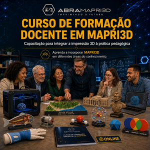 Docentes reunidos em um laboratório educacional moderno, explorando impressão 3D e materiais didáticos de diferentes áreas do conhecimento, com impressora 3D, notebook com modelo 3D, relevo geográfico, modelos científicos, peça histórica e apostila da ABRAMAPRI3D sobre a mesa e selo ONLINE.